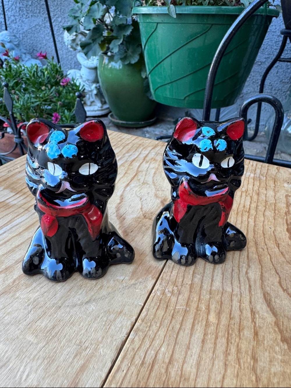 Vintage Black Cat Red Bow Kitsch Salt Pepper Shaker Japan Gold Tone Accent